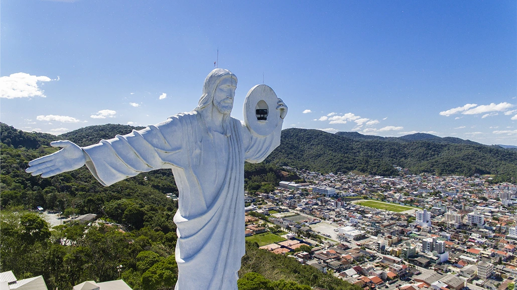 Foto aérea do Cristo Luz com a cidade ao fundo.