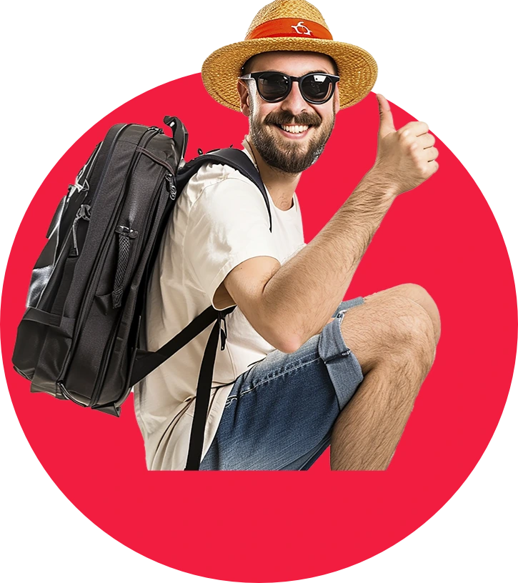 Turista fazendo joinha com uma mochila e um chapéu de palha