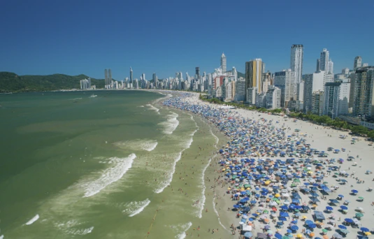 Foto aérea da praia central de Balneário Camboriú.